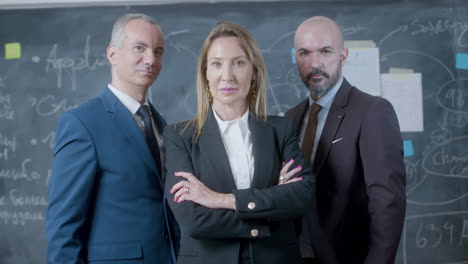 retrato de tres socios de negocios de pie en la sala de juntas