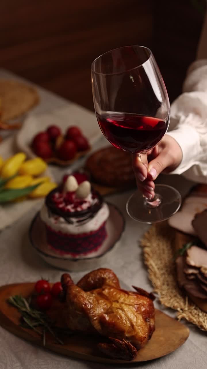 Cena festiva con vino e dessert