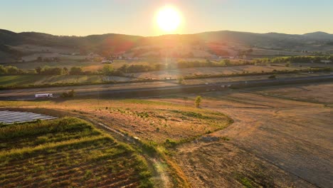 vista aérea del paisaje de las colinas de la toscana con muchas filas de viñedos, en el campo italiano, al atardecer