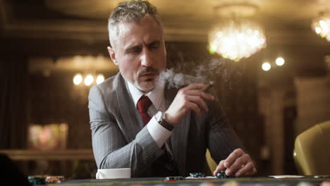 hombre jugando al póquer en el casino.