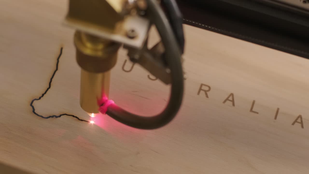 la máquina de corte por láser cnc corta el mapa del mundo en tabla de madera y contrachapado