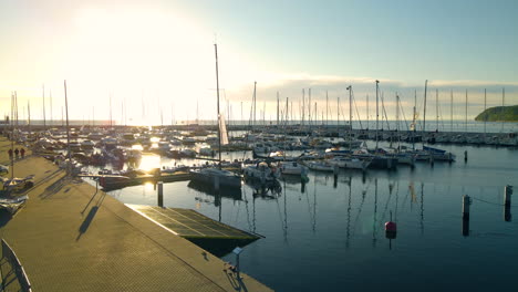 reflejo del sol ardiente en el agua tranquila del mar con yates amarrados en la ciudad portuaria de gdynia por la costa del báltico, bahía de gdańsk, polonia