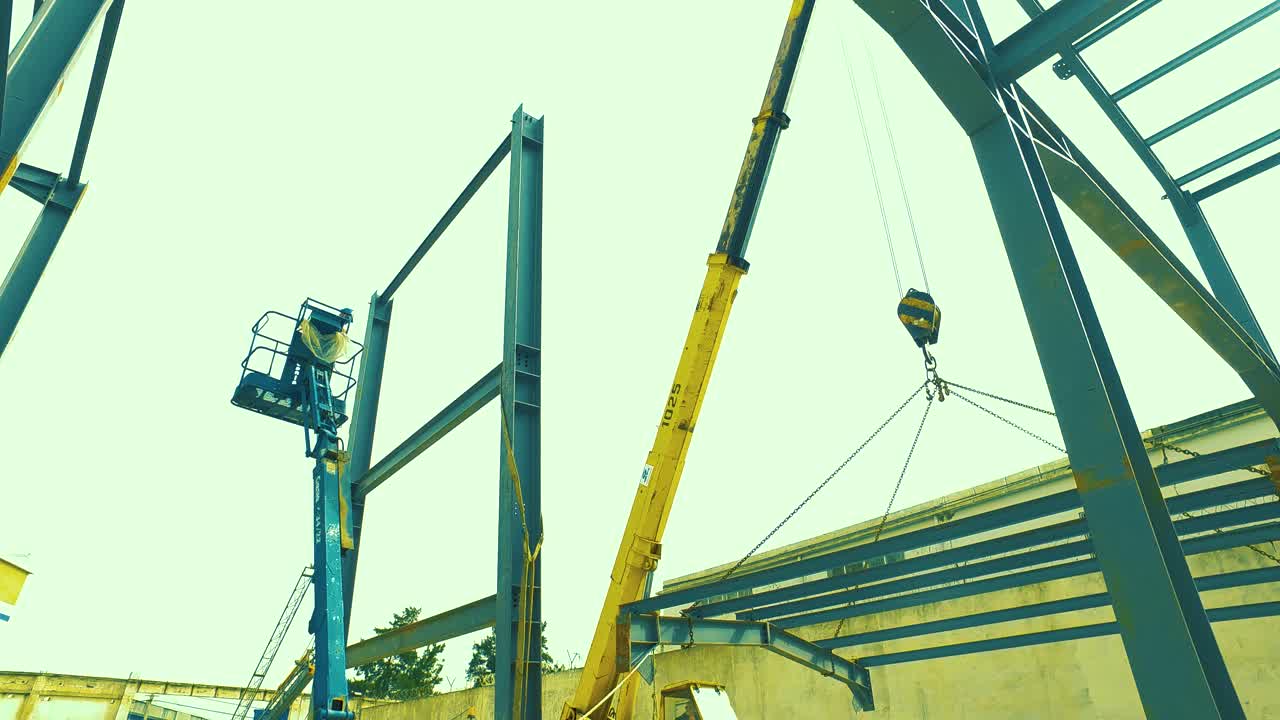 크레인 과 노동자 들 이 있는 금속 프레임 그리더 의 건설 현장