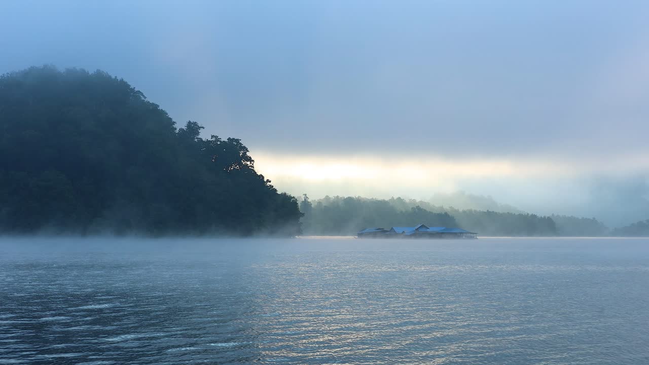 산 과 하늘 이 있는 안개 가 가득 한 강 장면