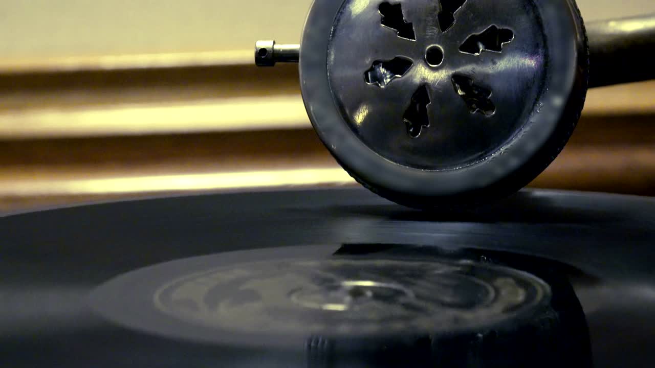 오래된 그라모폰의 루프 가능한 빈티지 비디오, 레코드를 재생, 클로즈업