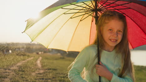 niña refugios por sombrilla cubierta protectora espíritu del niño se elevó intacto por la humedad de la lluvia saboreando