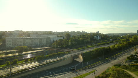 An-Einem-Sonnigen-Tag-Während-Des-Pandemischen-Coronavirus-In-Gdynia,-Polen,-Fahren-Nur-Wenige-Fahrzeuge-Auf-Der-Stadtstraße