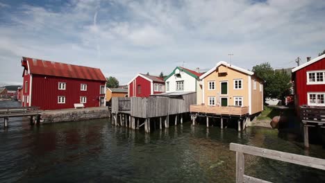 alte farbige häuser in mosjoen, norwegen