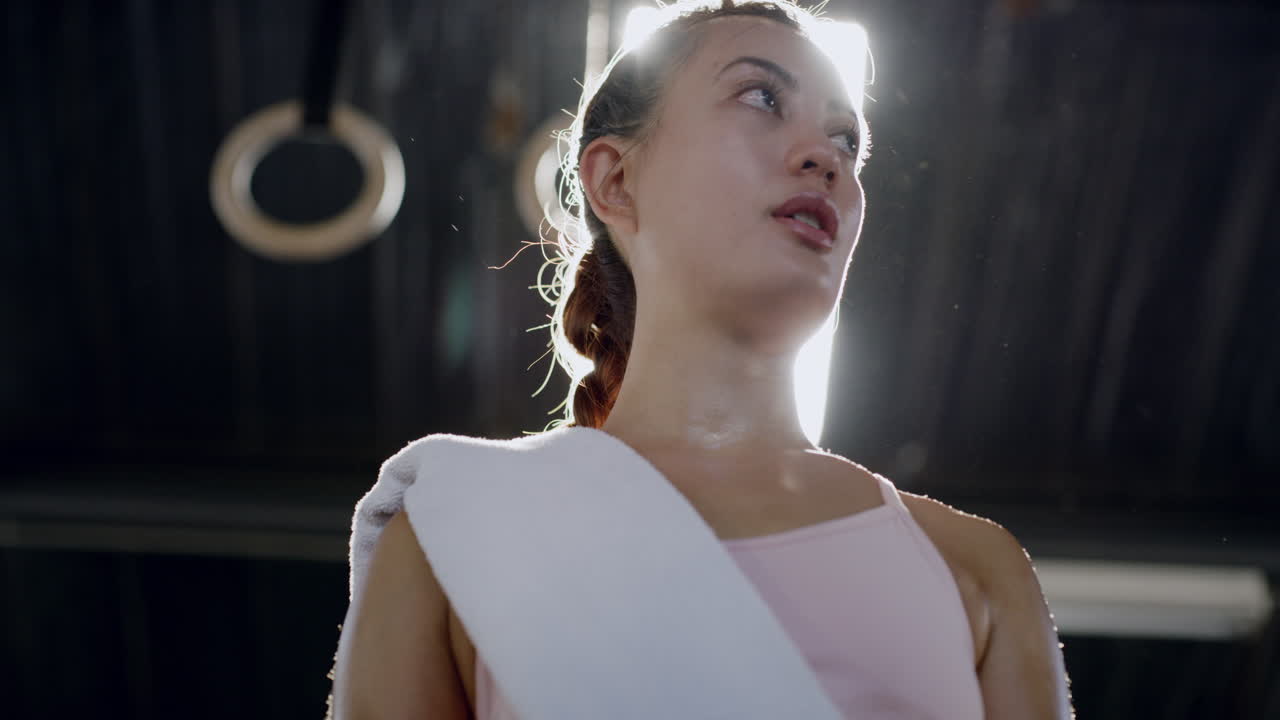 체조 링  ⁇  에 서 있는 운동 선수 의 아래