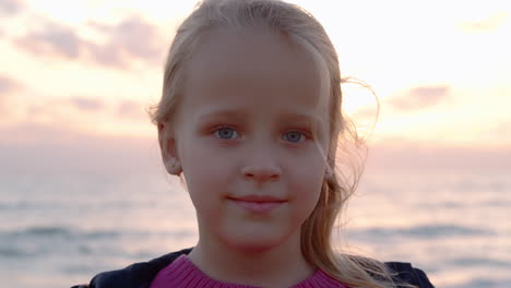 Chica-De-Ojos-Azules-Junto-Al-Mar-En-Calma