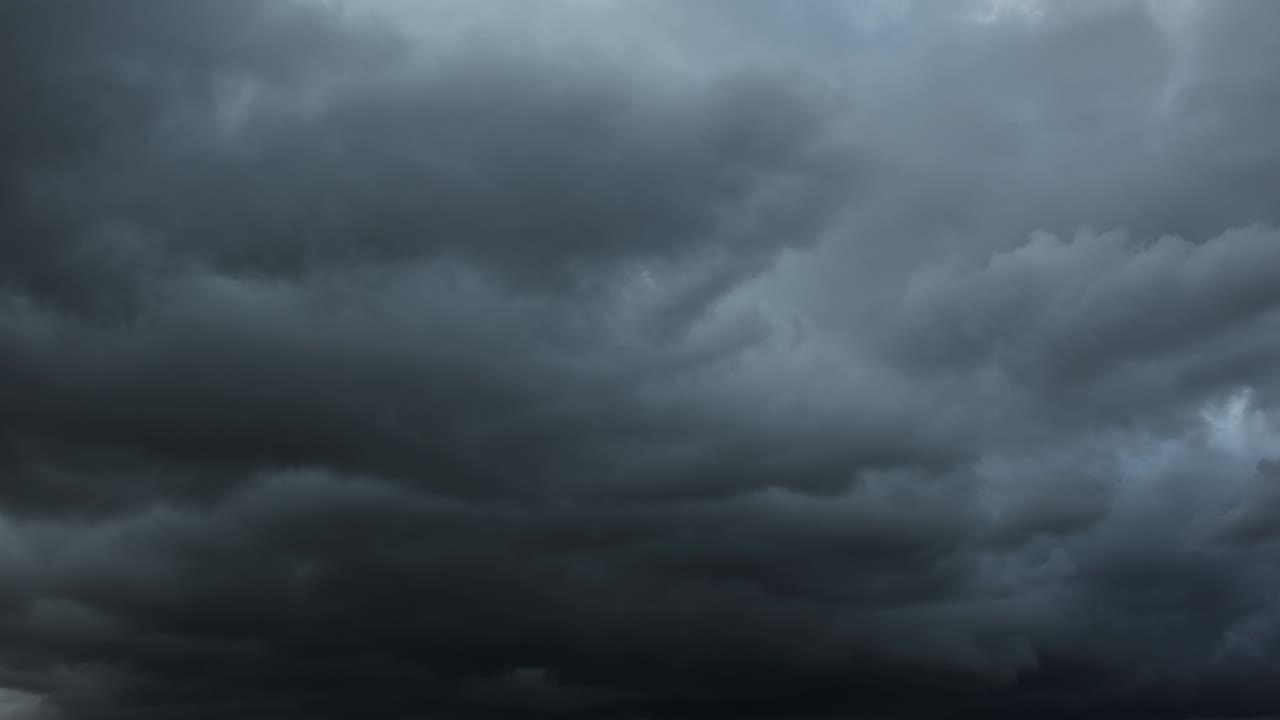 lapso de tiempo del cielo con nubes de tormenta