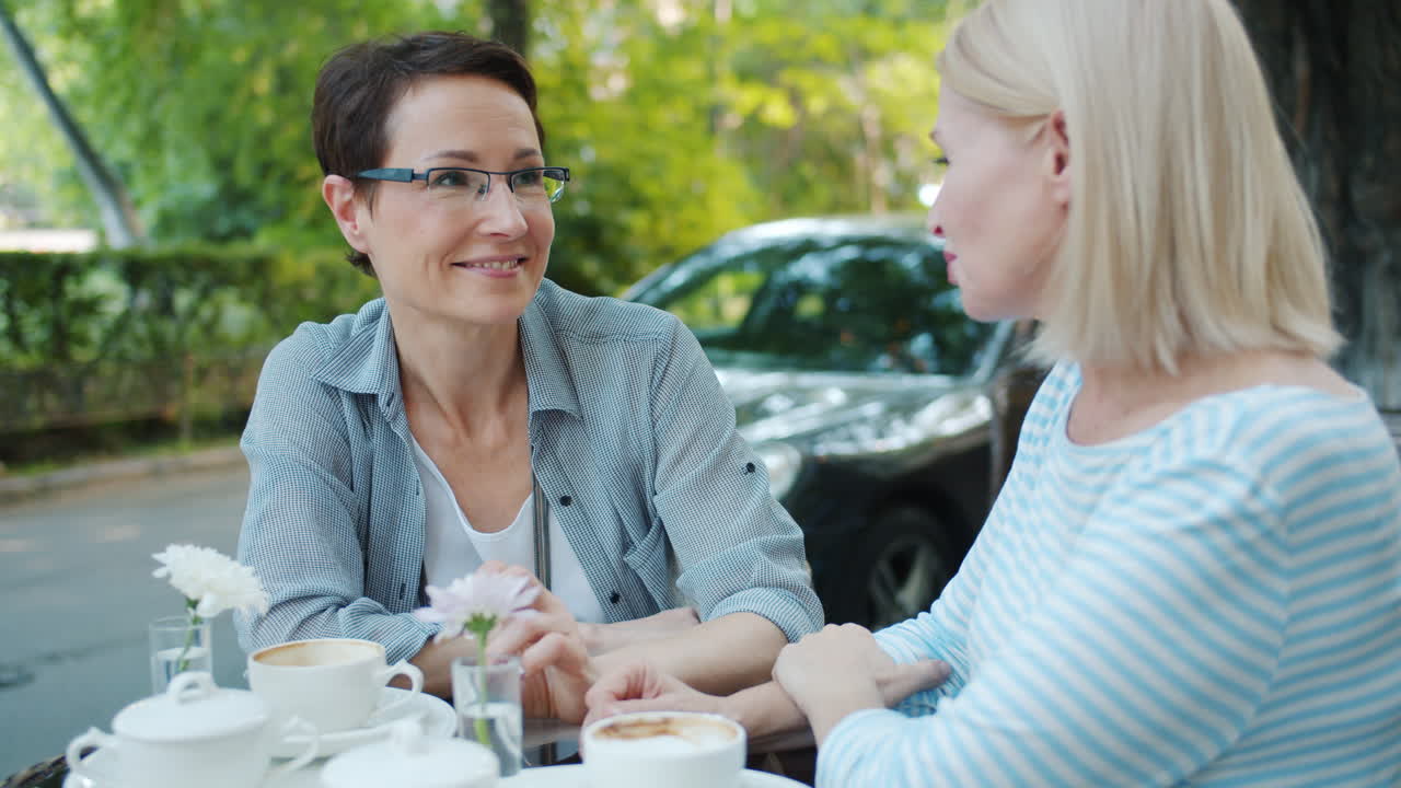 dos amigas disfrutando del café al aire libre
