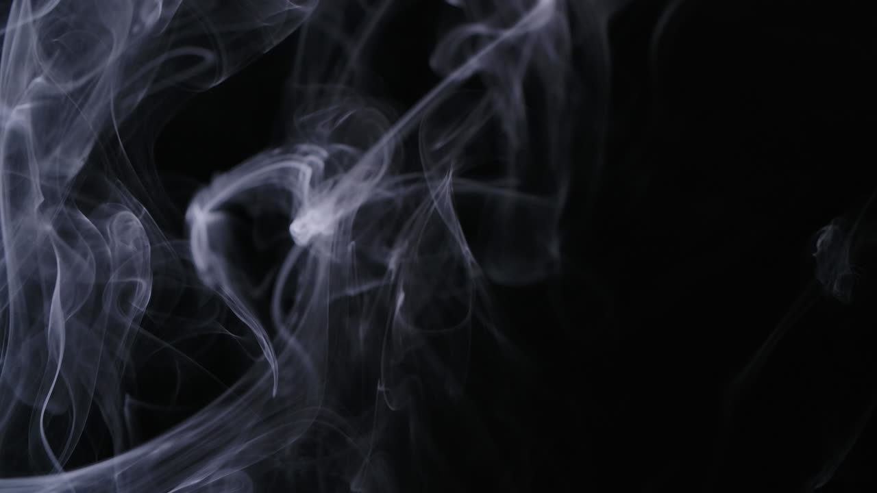 Vero fumo bianco si muove su sfondo nero.