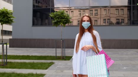 Chica-Adolescente-Con-Bolsas-De-Compras-Multicolores-Con-Máscara-Protectora.-Viernes-Negro-Durante-El-Coronavirus