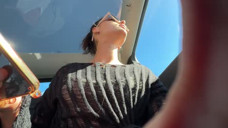 mujer en un coche usando un teléfono