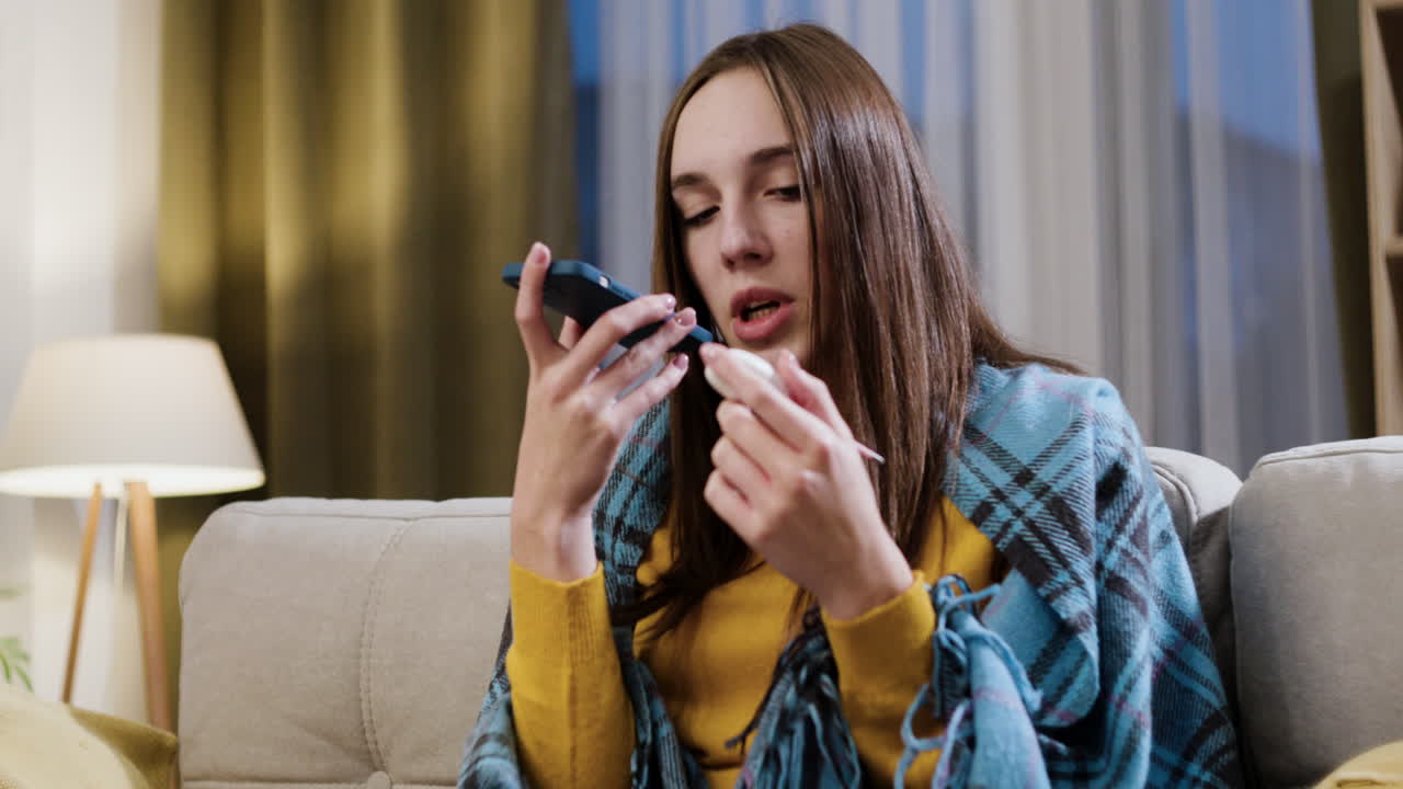 아픈 여자가 전화로 얘기하고 있어요.