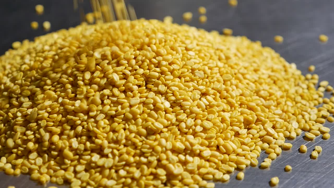 노란색 껍질 녹두의 더미를 닫습니다