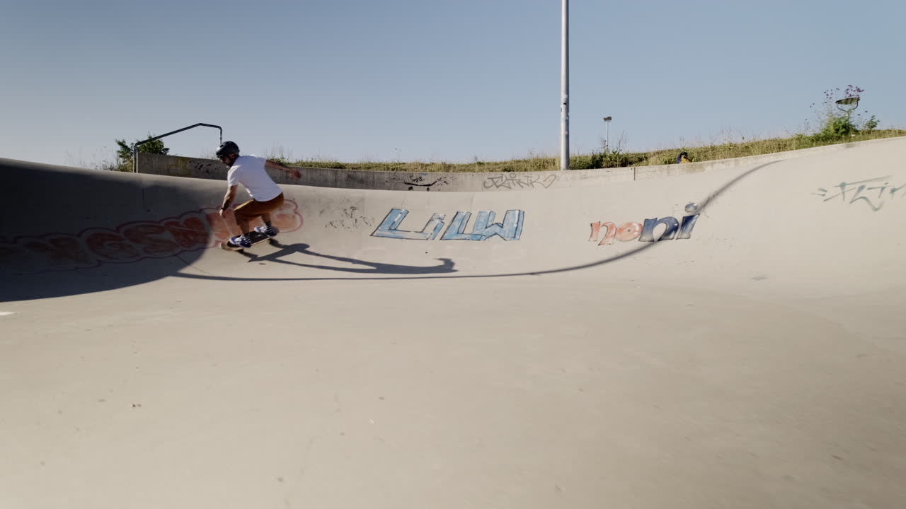 독일 스케이트 파크에서 서프 스케이트보드를 즐기는 활동적인 성인