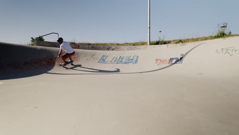 anciano activo disfrutando del surf skateboarding en un parque de skate alemán