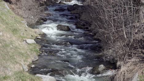 Parte-Del-Río-Etsch-Que-Fluye-A-Través-De-Burgeis---Burgusio,-Tirol-Del-Sur,-Italia