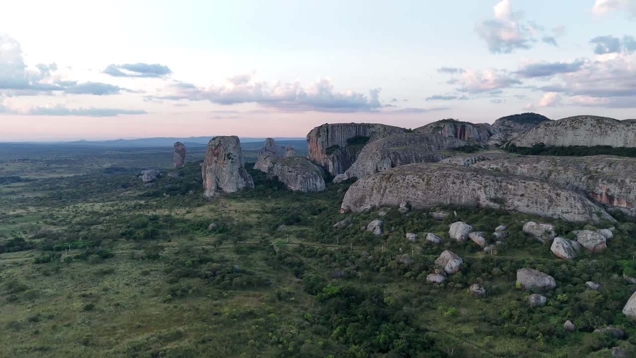 Spettacolare vista aerea al tramonto delle storiche strutture monolitiche di roccia nera a Pedras Negras, nel comune di Cacuso, provincia di Malanje, Angola, Africa meridionale
