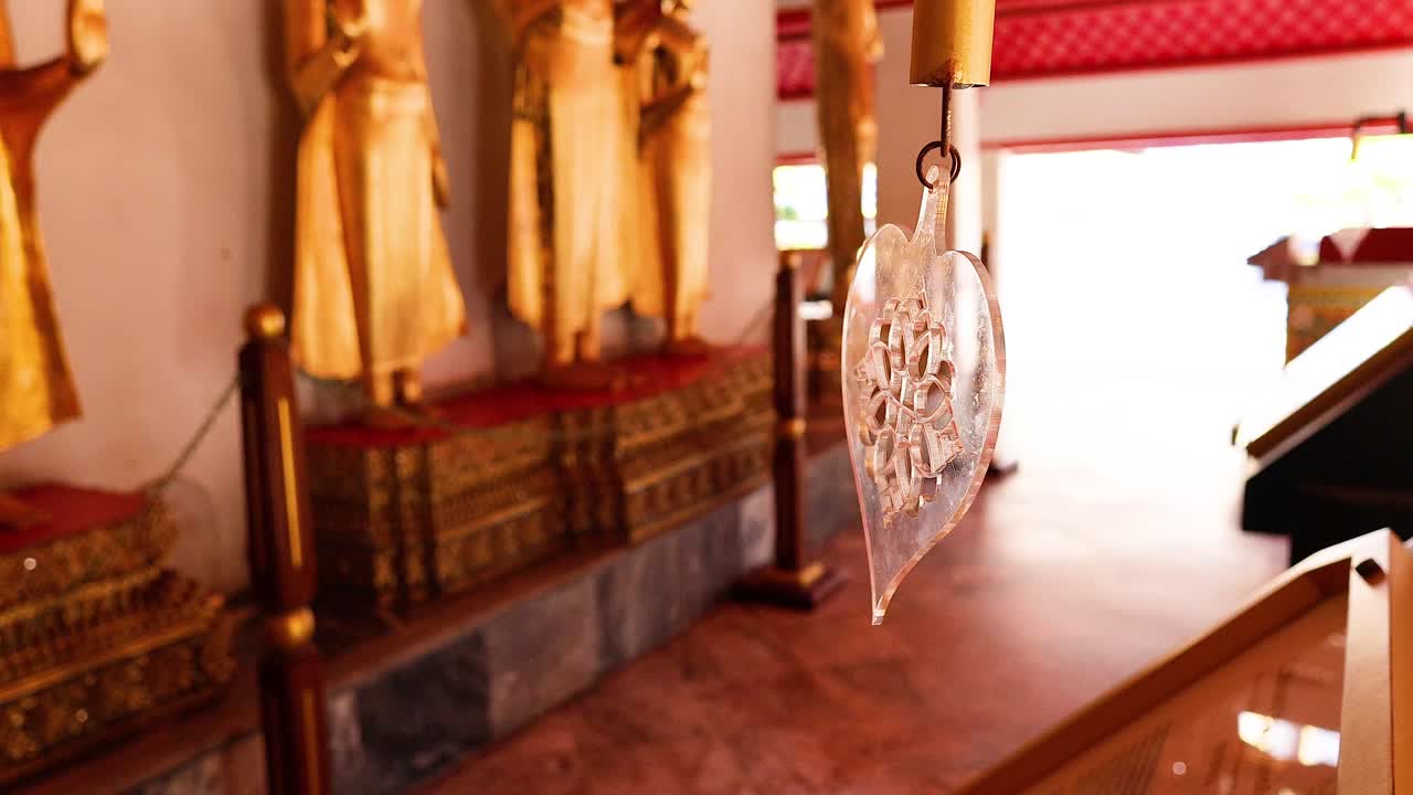 Interno di un tempio ornato con statue dorate