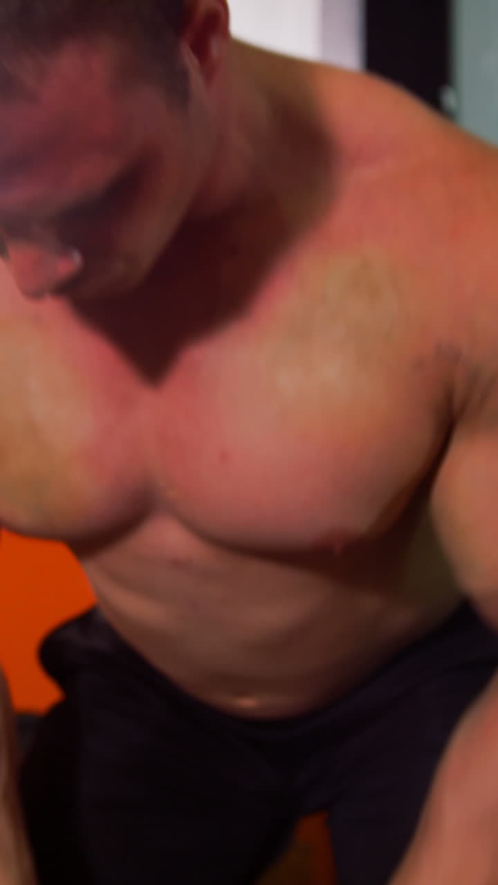 누워있는 t-bar 행을 들어 올리는 사람