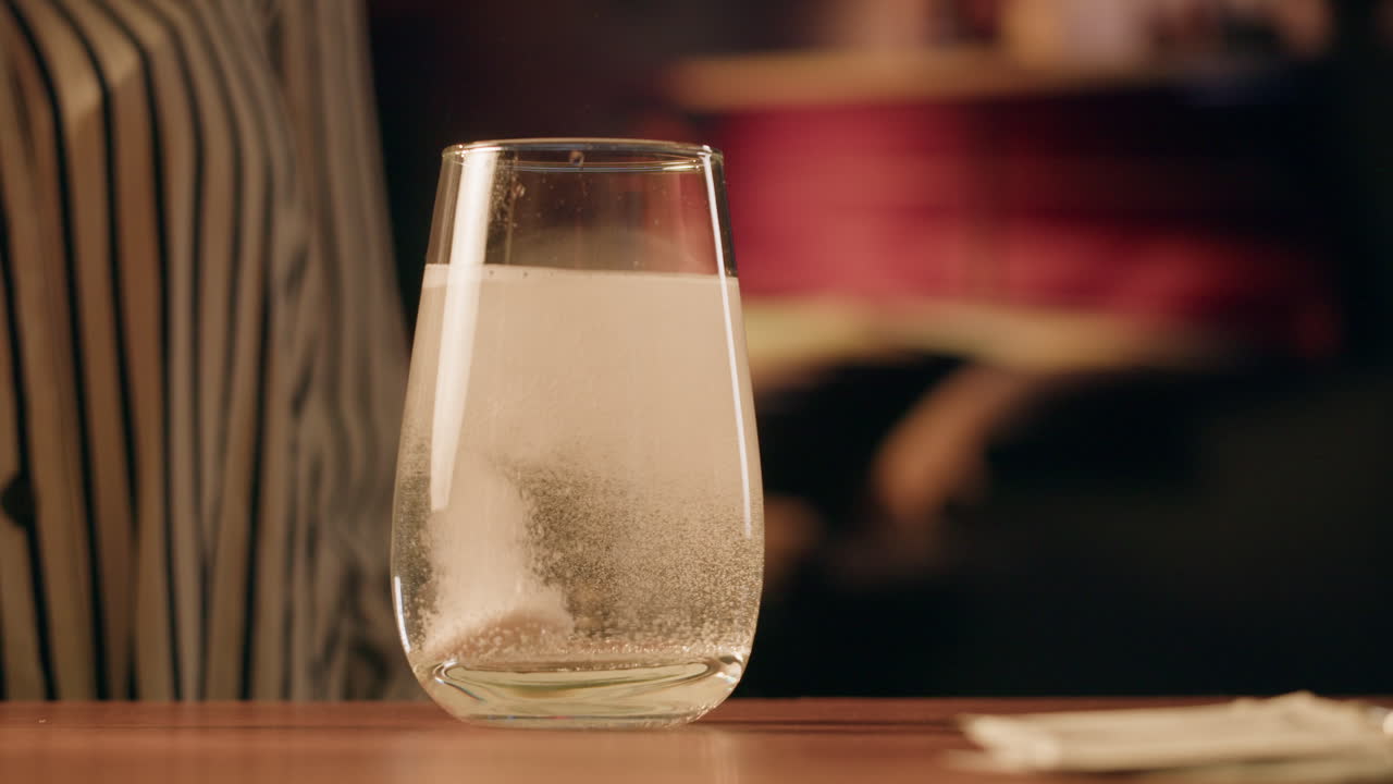 물에 태블릿을 용해하는 것