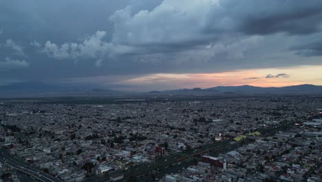 Stadterkundung-Bei-Sonnenaufgang,-Ecatepec-Central-Avenue-Und-Die-U-Bahn