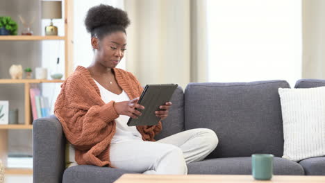 mujer riendo y navegando por las redes sociales en línea
