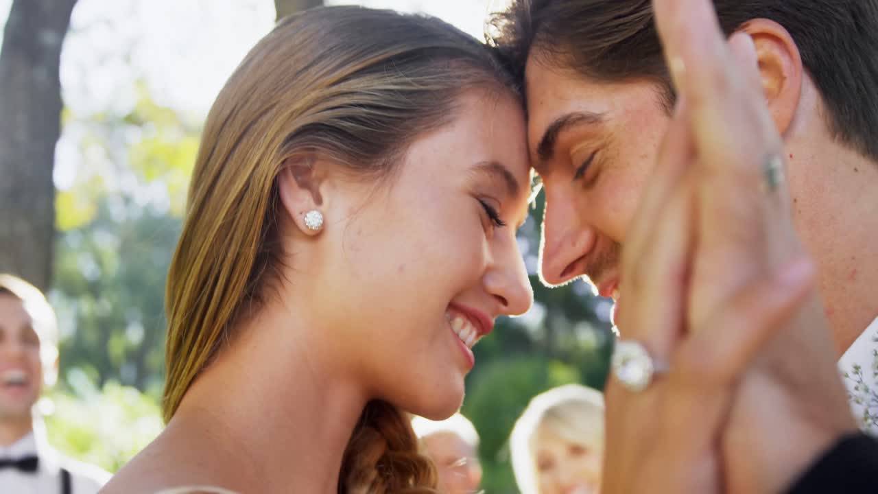 반지를 들고 신랑이 신부를 안아주는 결혼식 손 4k 4k