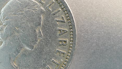 primer plano de monedas muy antiguas
