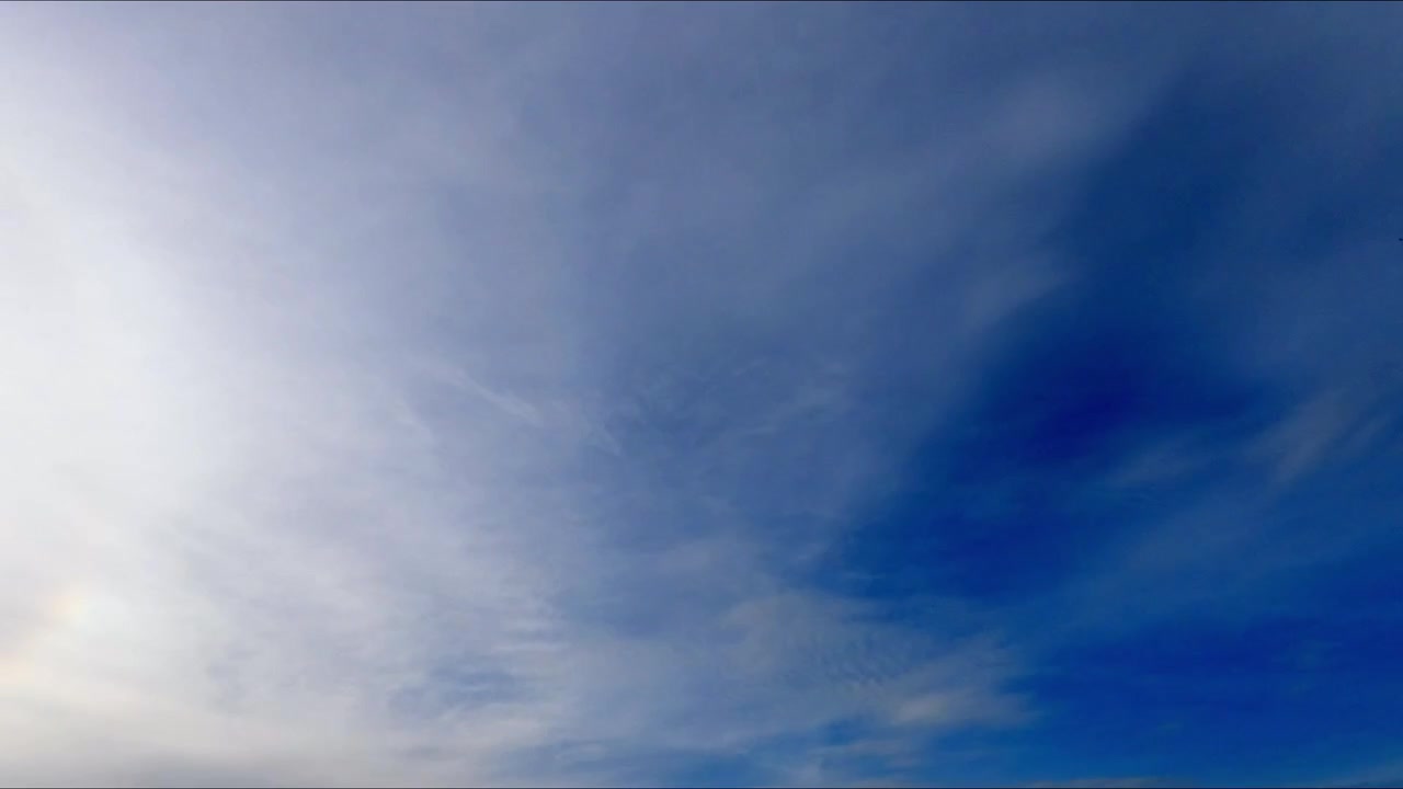 Timelapse di spettacolari formazioni nuvolose che si muovono attraverso un cielo aperto, creando dinamici schemi naturali e condizioni atmosferiche mutevoli.