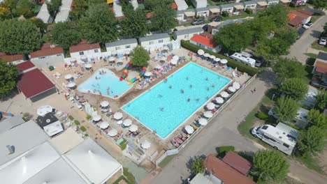 Toma-Aérea-De-La-Piscina-En-El-Camping-Butterfly-Village-En-La-Ciudad-De-Peschiera,-Italia.