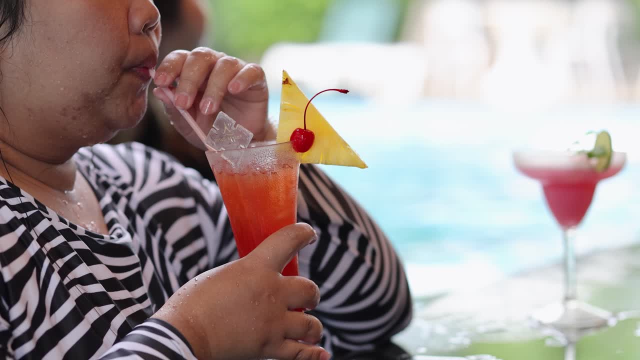 크라비에서 술과 친구들과 함께 휴식을 취합니다.