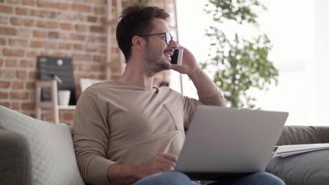 Multitasking-Mann,-Der-Mit-Dem-Mobiltelefon-Spricht