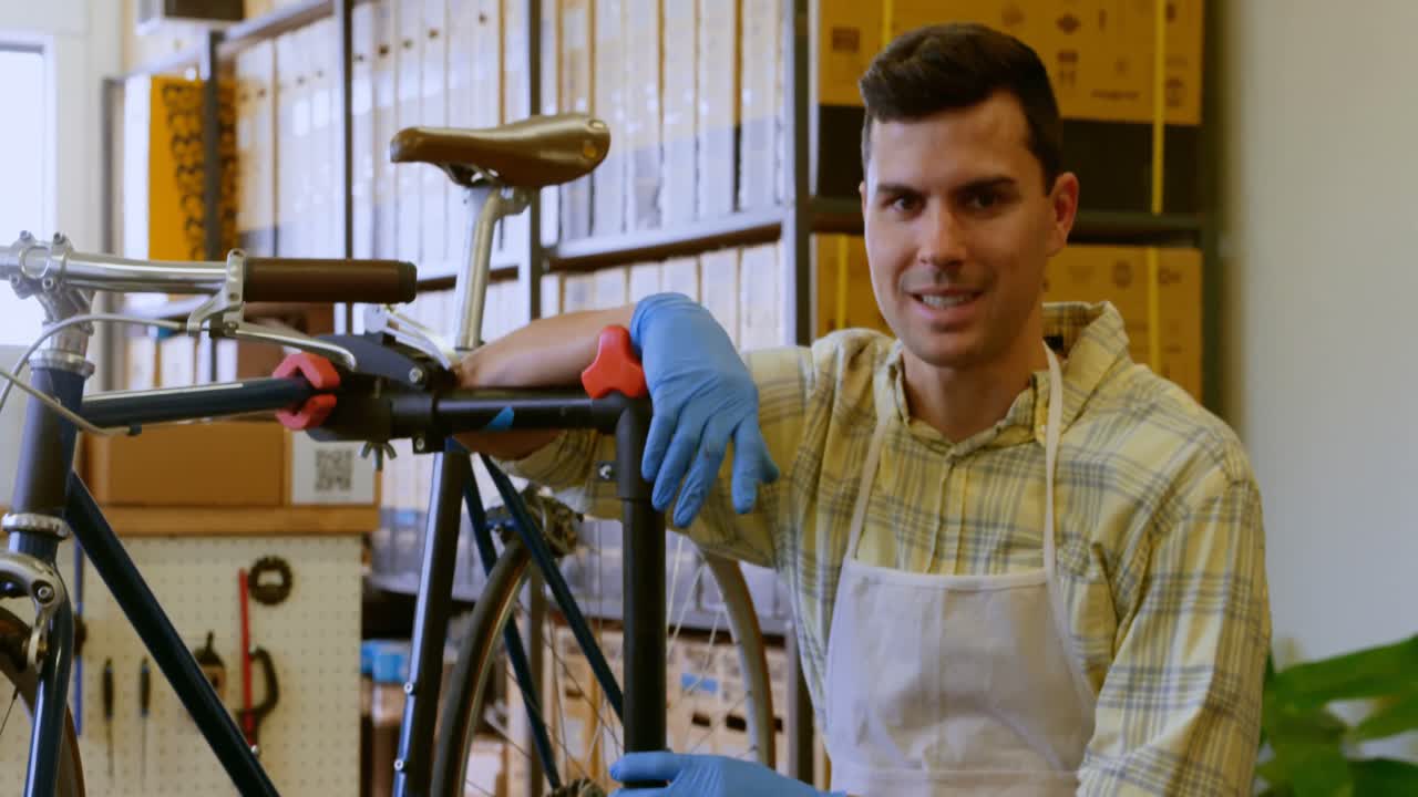 hombre de pie cerca de la bicicleta en el taller 4k