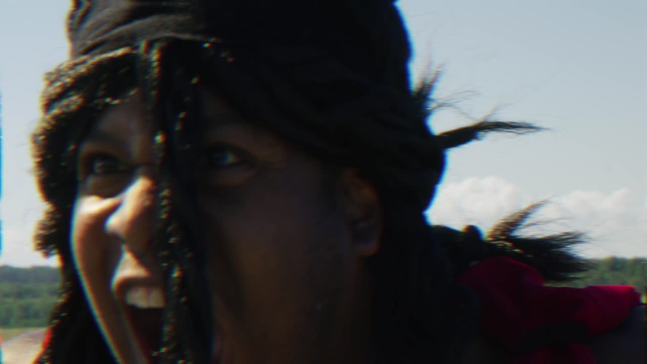 삼손은 강하게 으르렁거리며 대립하며 주위를 둘러보고, 긴 두려움을 가진 성경적 인물, 이스라엘 전사와 판사, 구약의 흑인 남성, 기독교인