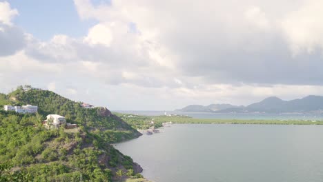 tiempo de formación de nubes tormenta de granizo se acerca a las islas de saint martin leeward en el mar del caribe