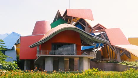 Biodiveristy-Museum-Biomuseo-Handheld-4k-aufnahme-Tagsüber-Im-Sommer,-Umgeben-Von-Der-üppigen-Grünen-Vegetation-Von-Panama-Citys-Causeay-Of-Amador