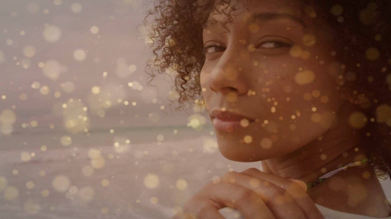 Frau berührt Schulter, während Kamera zurückfährt, Profil enthüllend, goldenes Bokeh mildert Meereswerbung.