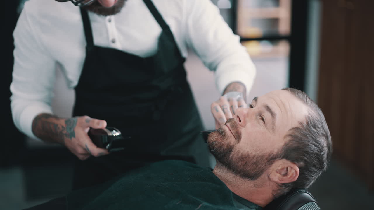 él hace magia con las barbas.