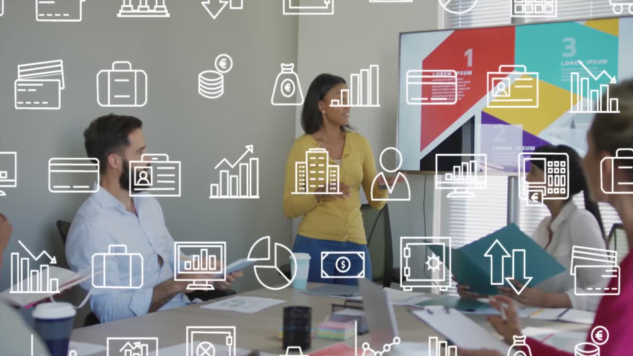 animación de múltiples iconos, gerente femenina diversa explicando la estrategia en televisión a sus compañeros de trabajo