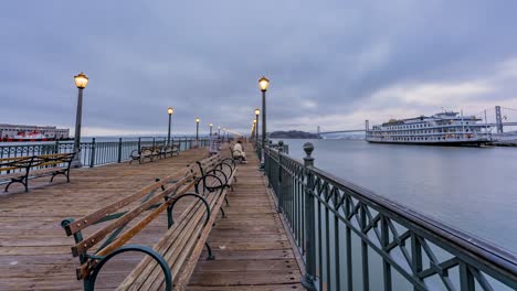 Lapso-De-Tiempo:-Puente-De-La-Bahía-De-San-Francisco-Y-Muelle-En-La-Noche