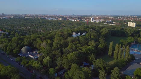 fabuloso vuelo aéreo desde arriba el observatorio astronómico de la ciudad de berlín alemania en europa, día de verano 2023
