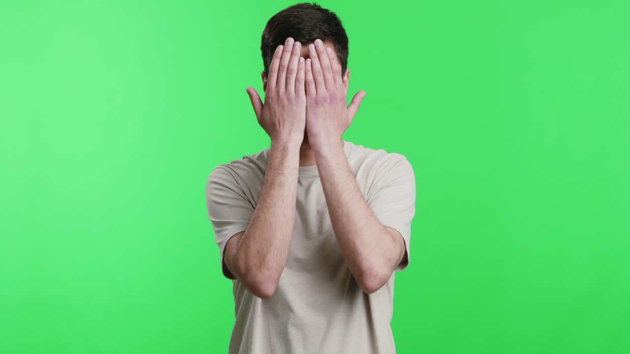 L'uomo che copre le orecchie