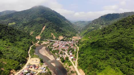 dolly aéreo lento hacia adelante por encima de sop lao, laos en un día soleado