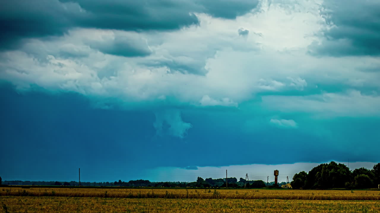 농지 위에 쌓이는 폭풍우 구름의 시간 경과.
