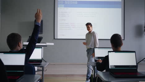 estudiantes en una clase de ciencias de la computación