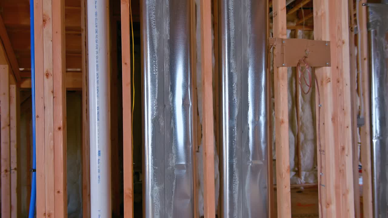 미국에 건설 중인 주거 주택의 프레임 하우스 내부의 을 볼 수 있습니다.